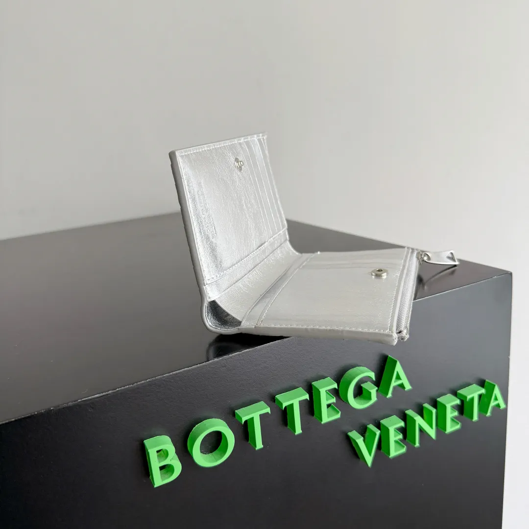 Batch 960 of BOTTEGA VENETA’s new woven small wallets are now shipping! ! ! 🥰🥰Made of carefully selected first-layer sheepskin fabric, this small luxury wallet has an elegant appearance and is also full of practicality. It can store change, driver's license and various cards at the same time. It is so small that it can be put in your pocket and carried with you. It is really convenient [Applause][Applause] Style No.: 667468 Size: 14.5*9.3*2cm